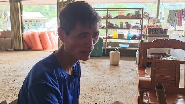 The poor girl did not have money to take her child to the doctor, so SIN NHAT helped her смотреть онлайн
