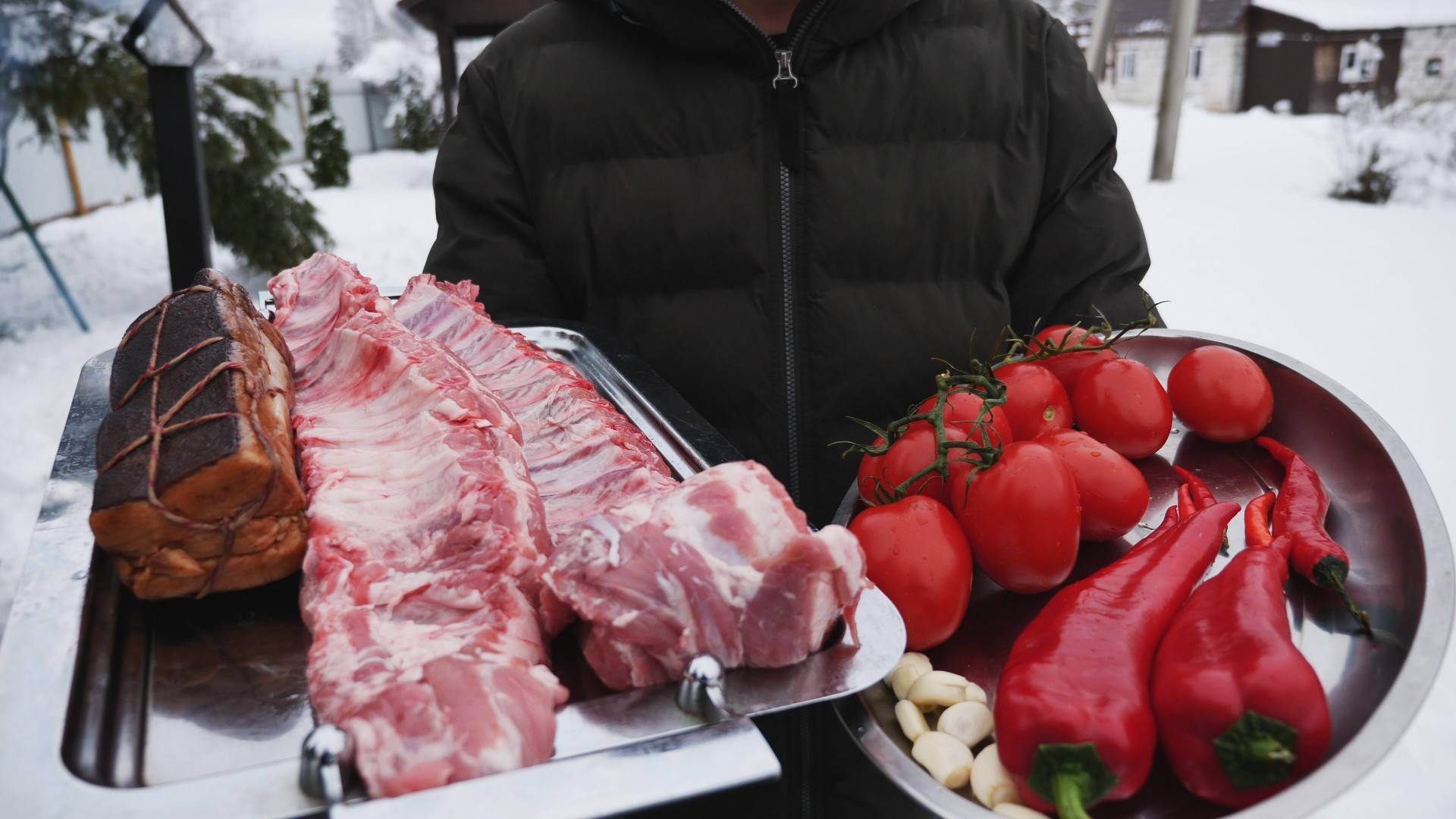 Мясо тает во рту. Томленые ребра на копченом сале с домашней аджикой в казане. смотреть онлайн