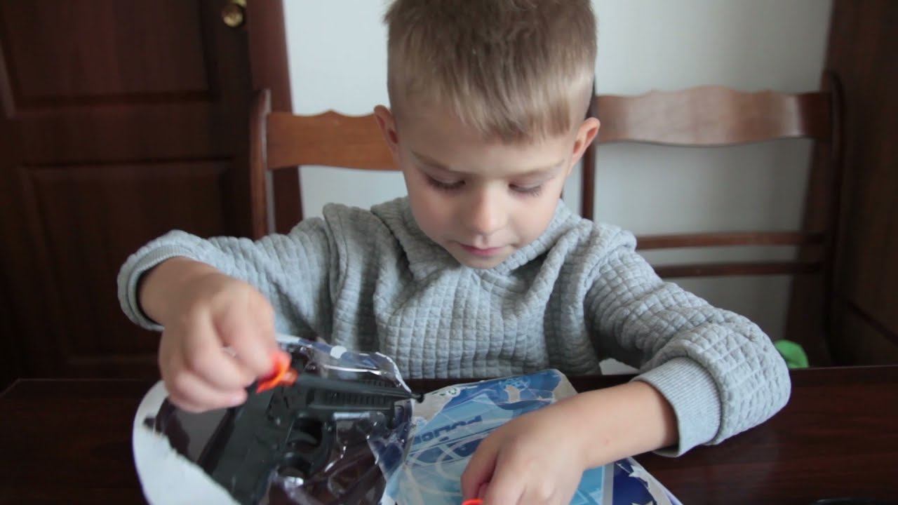 Daniel распаковывает пистолет на присосках. смотреть онлайн