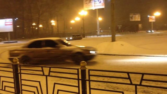 Наваливаю по кругу на своей BMW смотреть онлайн