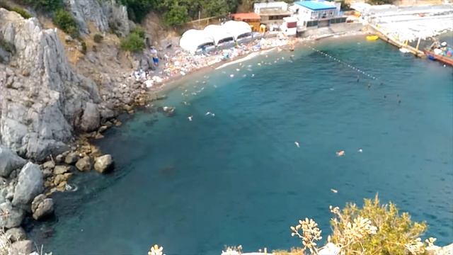 Центральный пляж Симеиза. Вид со скалы Дива смотреть онлайн