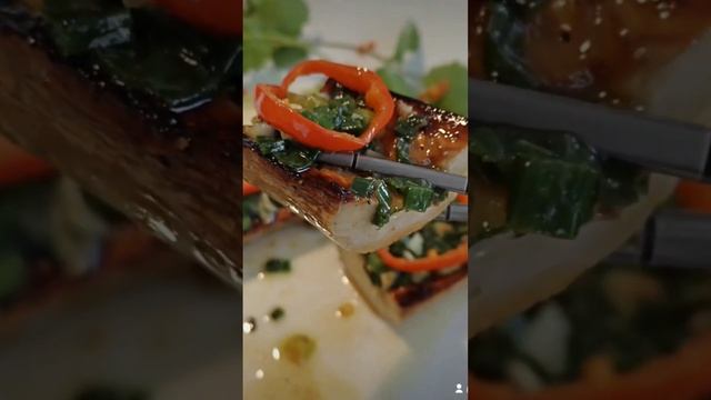 Baked tender eggplant topped with wok fried garlic, scallions and sweet peppers. смотреть онлайн