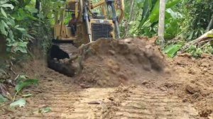 Бульдозер CAT D6R XL, расширение дороги в горном посёлке.