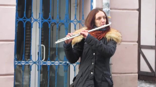 Вінничанка Анна грає вальс Хачатуряна біля Скай-парку смотреть онлайн