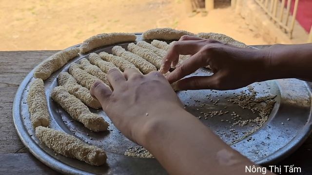 Tam makes super delicious potato donuts to sell to earn extra income. смотреть онлайн