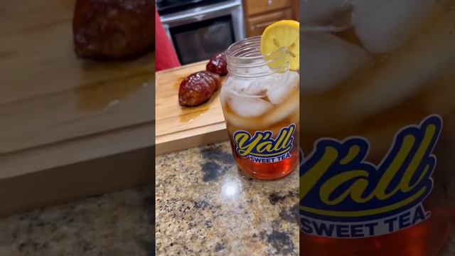 BBQ Chicken Thigh Sandwich with a Tall Glass of Y’all’s Sweet Tea! смотреть онлайн