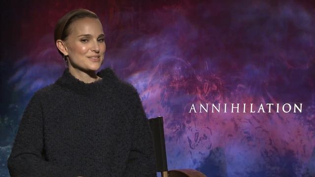 Annihilation's Natalie Portman On Playing A Soldier/Scientist, Fighting Creatures | SYFY WIRE смотреть онлайн