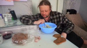 уборка на Радоницу 2025 и ужин на кухне салатом и копченым салом ПОДВАЛ ИЛЬИЧА