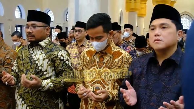 Presiden Jokowi-Pangeran UEA Tanam Pohon Langka Asal Muasal Kota Solo di Masjid Sheikh Zayed смотреть онлайн