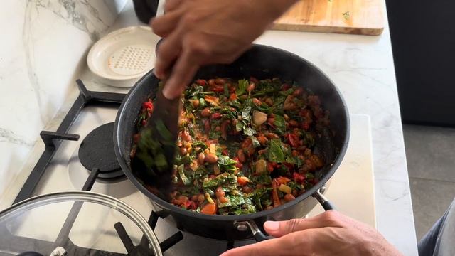 Healthy 30 minute meal - SPINACH AND BEANY SHAKSHUKA! смотреть онлайн