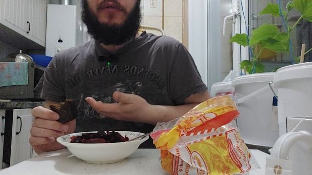 Мукбанг , Обжор , Итинг , салат свекольный с селедкой смотреть онлайн