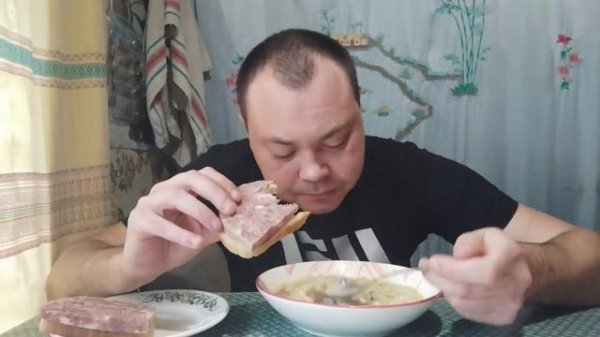 Мукбанг:Суп с куриными сердечками, лапшой, бутеры с мясом👍