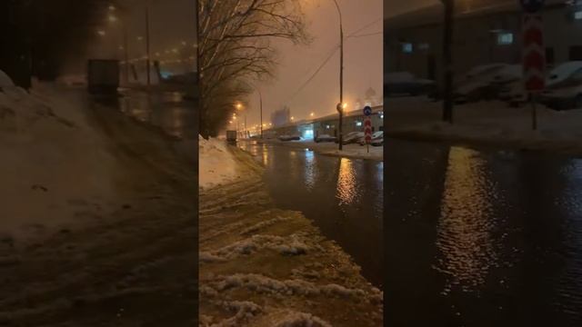 Прорыв воды на Юбилейной в Тольятти, 22 января 2022 смотреть онлайн