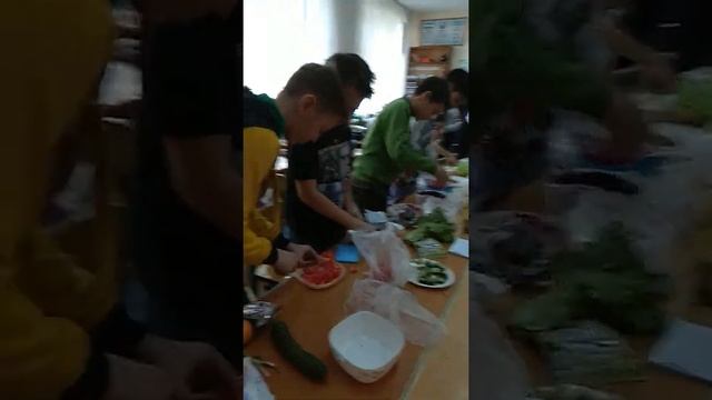 Мальчик готовят салат🥗🥗🥗🥗🥗????? смотреть онлайн