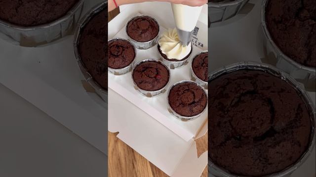 Шоколадные капкейки (рецепт на канале) #капкейки #шоколадныекапкейки #капкейкирецепт #шоколадныйкек смотреть онлайн