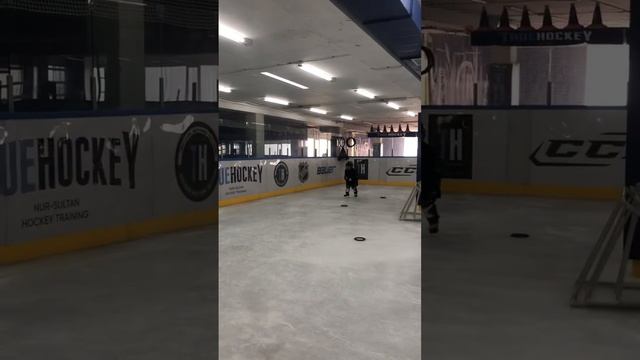 3 year-old kids learning how to play hockey/Ходим на хоккей с 3 х лет 🏒🇰🇿 смотреть онлайн