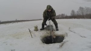 Зимняя рыбалка в Сибири 19: проверка сети.