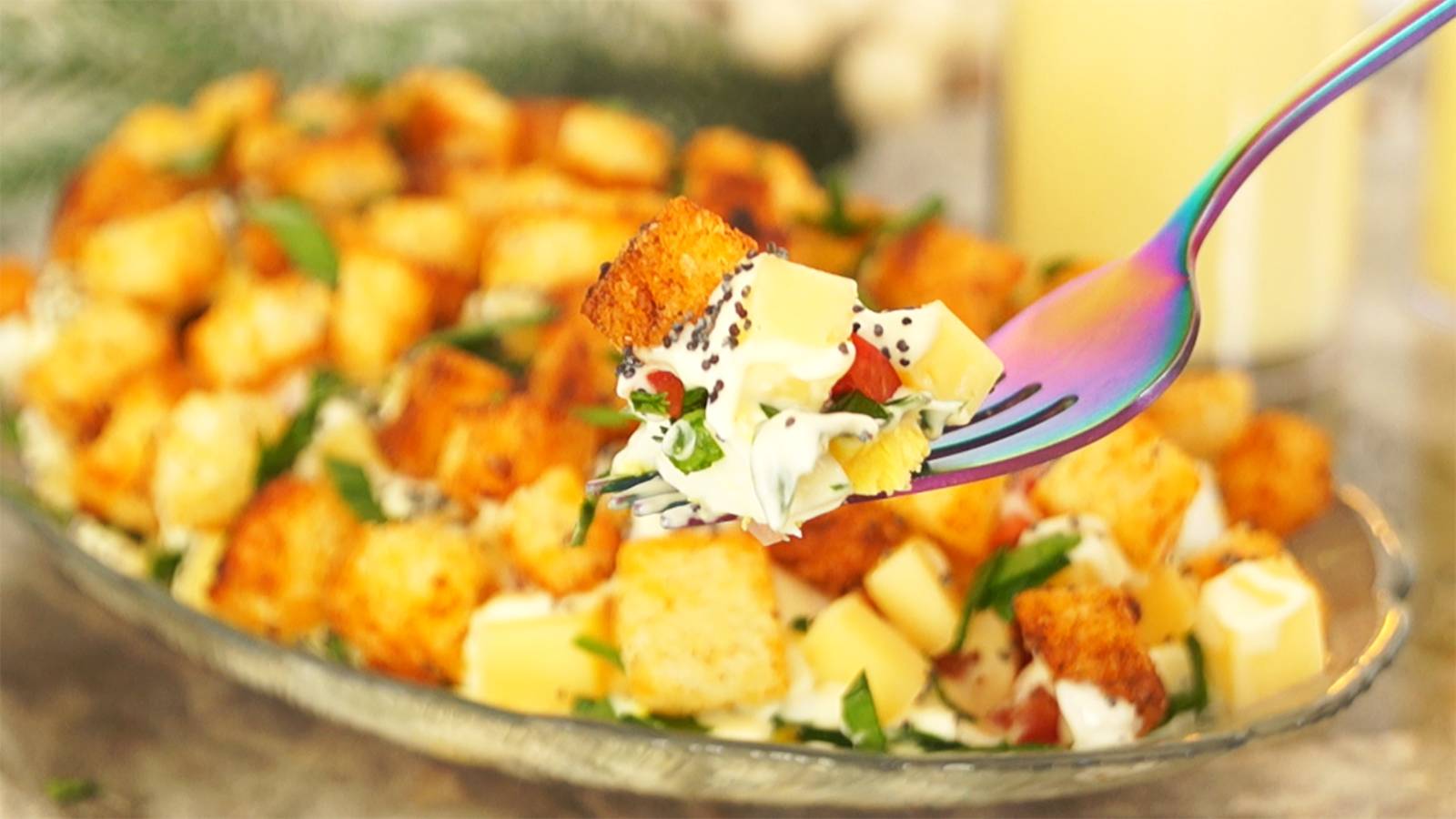 Этот нашумевший салат "Курочка под кайфом" гости съели первым. Очень вкусный салат на праздник смотреть онлайн