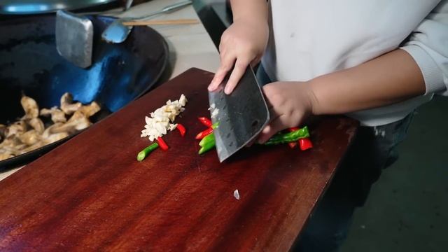 媳婦上街買魚，一魚兩道菜，家人吃得津津有味 смотреть онлайн