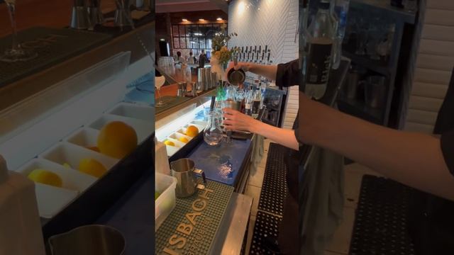 Универсальный коктейль для всех гостей #bar #bartender #юмор #cocktail #рецепт #comedy смотреть онлайн