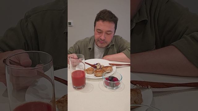 Мукбанг: Котлеты из индейки, капустный салат и ягоды 🍴 смотреть онлайн
