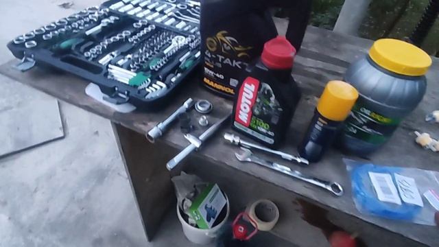 Замена масла и чистка фильтров на скутере.