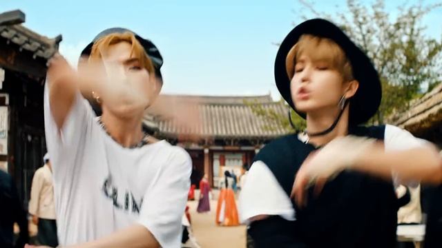 Stray Kids - Thunderous
