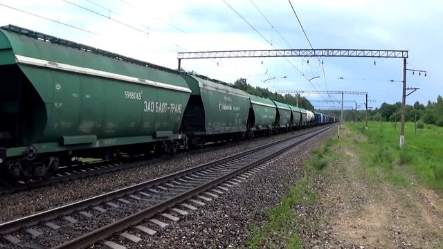 Электровоз ВЛ10-1660 с грузовым поездом и приветливый машинист смотреть онлайн