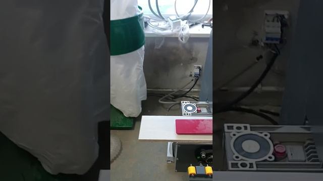 Облицовка кромок на автоматическом кромкооблицовочном станке Sicar EB-220 во время ПНР смотреть онлайн