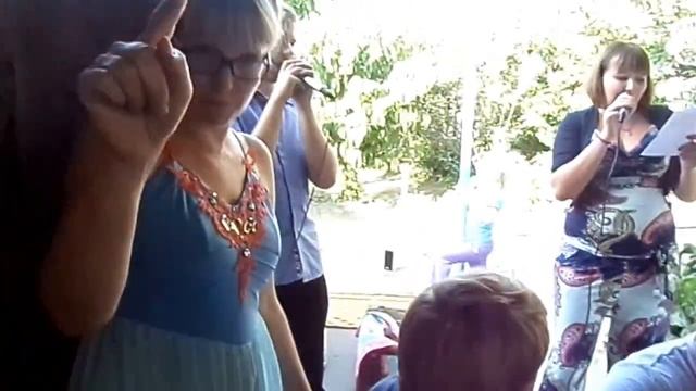 ПРИКОЛЬНОЕ ИСПОЛНЕНИЕ ПЕСНИ! ПОДПЕВКА НА ЗАДНЕМ ПЛАНЕ! смотреть онлайн