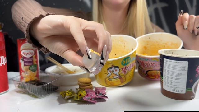 ASMR корейской кухни , лапша , токпокки и прикольные сладости смотреть онлайн