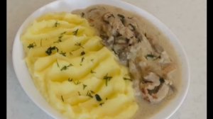 Бефстроганов из свинины в ароматном в ароматном сметанном соусе с грибами.