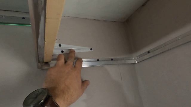 Как можно установить натяжной потолок, когда мешает шкаф