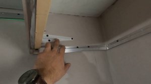 Как можно установить натяжной потолок, когда мешает шкаф