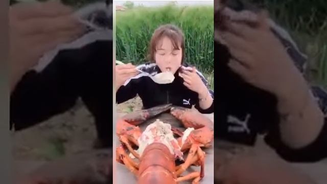 ОБАЛДЕННО!ОГРОМНЫЙ СКОРПИОН В РУКАХ У ЖЕНЩИНЫ😎 смотреть онлайн