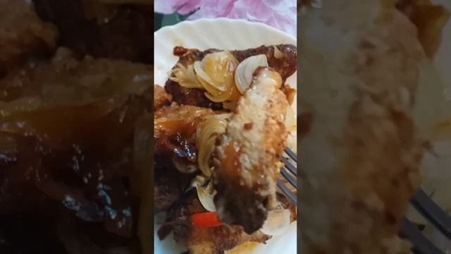 Рубленный жареный окорок,под луковым соусом и маринованный(10мин)в гранотовом соке. смотреть онлайн