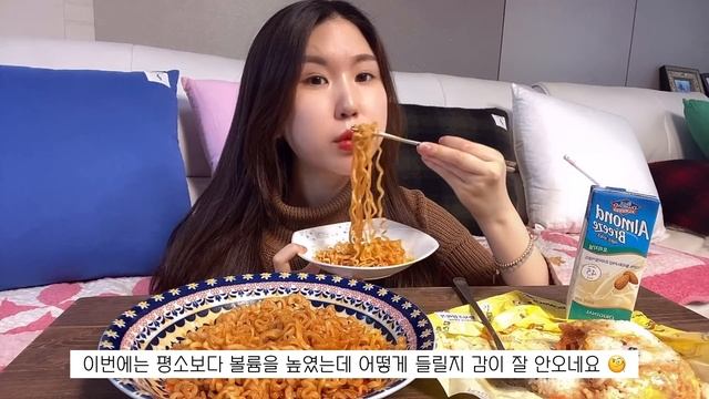 Eng) 직장인 먹방 브이로그ㅣ23:1 간헐적단(폭)식ㅣ뿌링클 치킨, 스타벅스 케이크, 도넛, 마카롱, 머랭쿠키, 뿌링치즈볼, 봉구스밥버거, 불닭볶음면, 라면, 팟타이꿍 смотреть онлайн