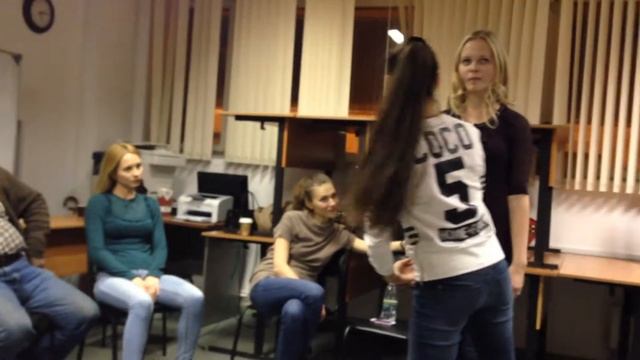 Юля и Надя на актерском импровизируют. Судя по лицу, педагог удивлен и доволен) смотреть онлайн