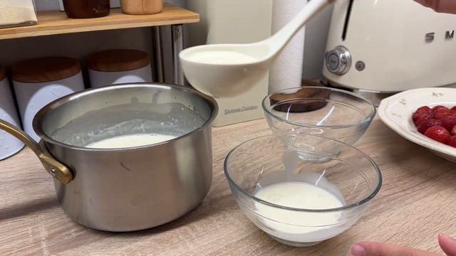 ДЕСЕРТ ИЗ СЛИВОК ЗА 10 МИНУТ! Молочное желе, она же Панна-Котта с клубничным соусом! смотреть онлайн