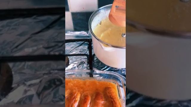 Картофельное пюре с колбасками в соусе смотреть онлайн