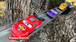 Играем в машинки Тачки ! Строим гоночную трассу на природе и запускаем машины !