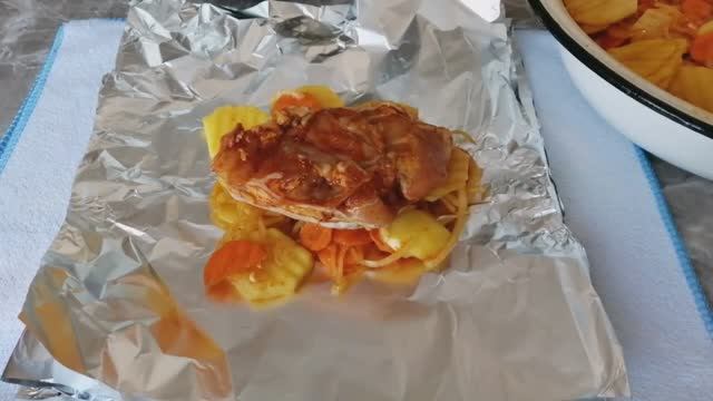 Такие вкусные куриные бедра в фольге! Бедро куриное с овощами на праздничный стол. смотреть онлайн