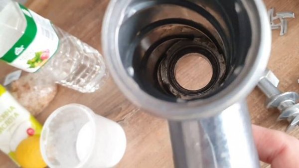 Как очистить мясорубку от засохшего мяса, ржавчины, окисления. Как избавиться от неприятного запаха