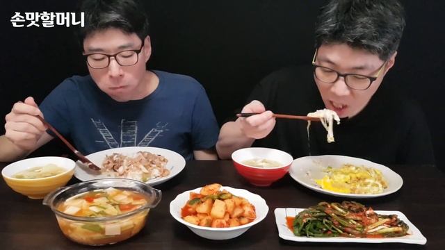요리하기 싫은날, 초간단 양파계란덮밥 먹방, 해물덮밥, 감자계란국, 나박김치, 파김치, 배깍두기 MUKBANG KOREAN FOOD COOKING ASMR | EATING SHO смотреть онлайн