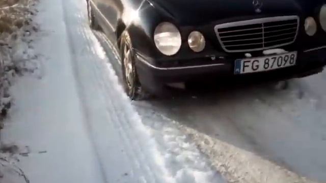 Mercedes-Benz E320 4matic on the snowy road смотреть онлайн