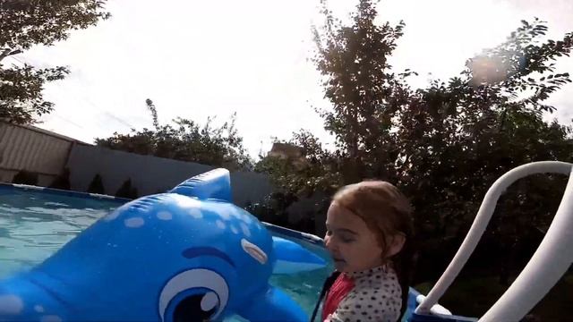 Мой воскресный день! Плаваем в бассейне с акулой ! смотреть онлайн