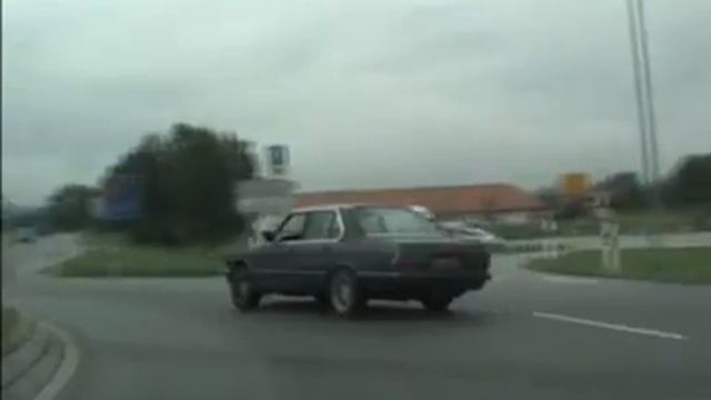 BMW E28 524td drifting around смотреть онлайн