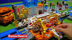 Играем в поезда ! Строим железную дорогу и запускаем супер поезда ! Интересные видео для детей !