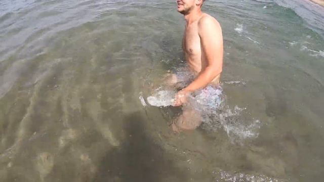 Як ми збираємо молюски на морі в Італії. Частина 1. Come noi raccogliamo le telline. смотреть онлайн
