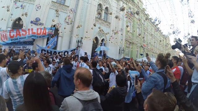 Аргентинские болельщики зажгли толпой заняли Никольскую улицу в Москве. смотреть онлайн